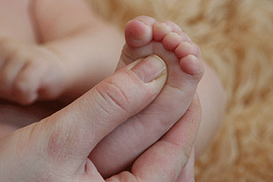 Сжимаю пальчиков у новорожденного